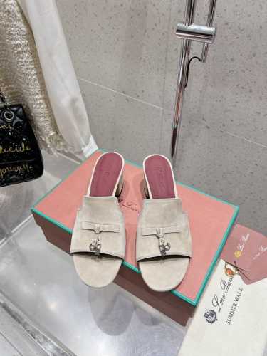 Loro Piana 25春夏Lp顶级版本英伦宝石吊坠夹脚平底拖鞋凉鞋 原来这就是传说走两万步都不会累脚的夹脚凉鞋把颜值和脚感都拿捏住了，上脚一走就会被彻底沦陷