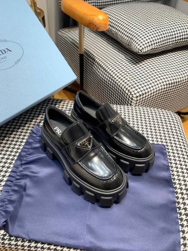 p直销 Ss23 Prada 普拉达 T台走秀款＂造梦不夜城＂，能在重要场合上用得上了，贵族气派的感觉，上脚非常完美整个系列都充满了令人兴奋和意外的元素结合，具