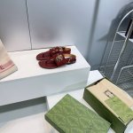高品质出厂 顶级品质Gucci古驰2025春夏五金扣D字链条扣老花布平底罗马凉鞋系列 原版一比一 踮脚工艺同原版一样 中跟拖鞋 凉鞋 配最新D扣作为品牌的标志性