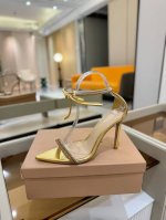 价格P： 吉安维托 罗西 Gianvito Rossi 露趾凉鞋搭配细高跟，性感而精致。 吉安维托 罗西 Gianvito Rossi 秉承了其传统意大利工艺，