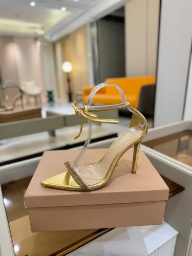 价格P： 吉安维托 罗西 Gianvito Rossi 露趾凉鞋搭配细高跟，性感而精致。 吉安维托 罗西 Gianvito Rossi 秉承了其传统意大利工艺，