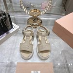 出厂 Miu Miu 25Ss春夏新款松糕厚底帆布罗马露趾休闲凉鞋 质感非常高级 厚底设计非常容易驾驭穿搭 搭配袜子 更显新潮 ！大长腿利器 超级推荐！ 鞋面采