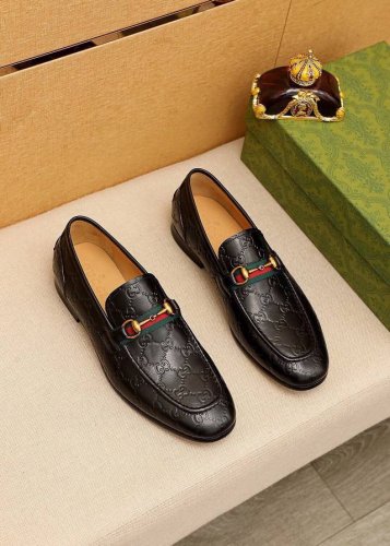 商品商标：Gucci 古驰 休闲皮鞋 正码码数: 38-45 45.46订制 商品材料：精选 进口头层小牛皮压花鞋面+奢华五金扣，进口牛皮内里。强烈立体视觉效果