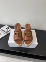 Dior 迪奥 25Ss春夏新款仙女风坡跟凉鞋 简单超级百搭 上脚奢华随意搭配夏季服饰 脚感舒适 各路时尚博主刷爆小红书 超时髦又充满高级感的单品 轻松打造造高