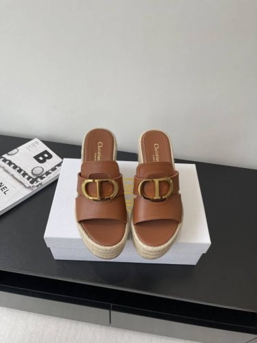 Dior 迪奥 25Ss春夏新款仙女风坡跟凉鞋 简单超级百搭 上脚奢华随意搭配夏季服饰 脚感舒适 各路时尚博主刷爆小红书 超时髦又充满高级感的单品 轻松打造造高