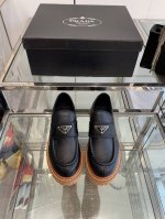 PRADA 普拉达 24ss秋冬走秀款 乐福鞋 太古汇原版购入爆拆复刻 鞋子上脚很轻便，走路舒适度都很赞 运用三角标设计风格值得拥有 鞋型韵味超赞，非常有特色的