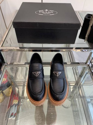 PRADA 普拉达 24ss秋冬走秀款 乐福鞋 太古汇原版购入爆拆复刻 鞋子上脚很轻便，走路舒适度都很赞 运用三角标设计风格值得拥有 鞋型韵味超赞，非常有特色的