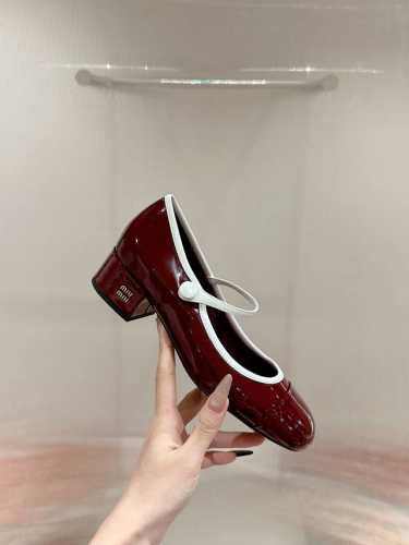 Miu Miu 缪缪 25 早春新品 专柜主打最新走秀款 珍珠扣复古玛丽珍粗跟单鞋缪家高货 顶级工艺打造精品质感 无敌舒适 绝对是一见钟情款！时尚百搭，人手必备