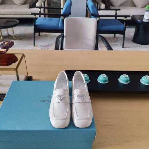顶级包装配套最高版本 PRADA 普拉达春夏新品， 顶级版本 实力来袭！ “微皱亮面”材质系列。小皱漆一脚蹬单鞋，横空出世！ 又一爆款实力来袭！ 时髦百搭nic