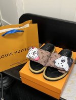 橙子出厂价p louis Vuitton 路易威登 Lv新款个性印花魔术贴拖鞋 平底凉拖 情侣款 码数 35-45
