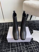 代购级 Dior 迪奥 24ss 秋冬新款 lcon cd 粗跟短靴 这款 Dior Icon 带跟及踝靴是二零二四冬季成衣系列新品，彰显 Dior 的经典标识