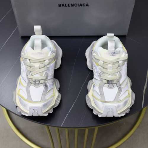 巴黎5XL正确版Balenciaga巴黎世家CARGO 走秀款 做旧工艺采用手工制作完成，每款鞋的做旧程度、擦破大小及范围具有一定的差异性，属于正常。鞋面是切割