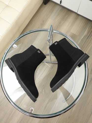 STUART WEITZMAN短靴实物拍摄细节图。优雅的风格演绎了经典sw切尔西靴。休闲的廓形设计搭配上奢华的SW缀饰 这一组合既迷人又随性。再加上弹力莱卡设计