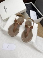 Celine 赛琳 24 春夏最新爆款 凯旋扣夹趾凉鞋 这一季的赛琳真的是开了挂 太有特色了 今年必须要入手一双Celing 拖鞋 复古风经典款 超级百搭 简单