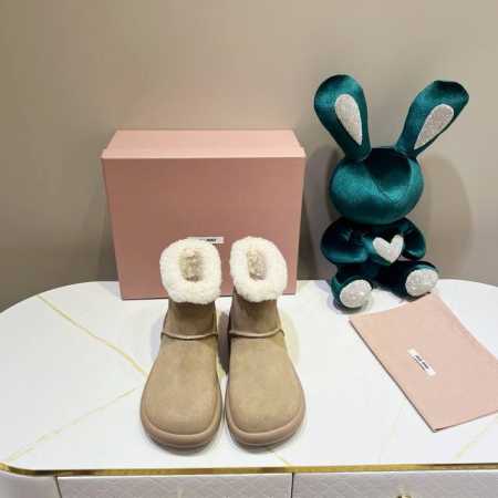 ，MiuMiu 缪缪2024ss秋冬走秀款 绑带羊毛小短靴雪地靴毛毛鞋 经常出现在各大时装杂志封面 各路明星、小红书博主都有钟爱 搭配绑带设计更显优雅，上脚尤 - 点击图像关闭