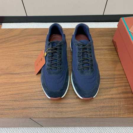 Loro Piana 情侣款休闲运动鞋。简约时尚，鞋面采用牛反绒拼布。羊皮垫脚。定制橡胶底。 码数：女35-43 35、41、42、43定制不退换 男39-46 - 点击图像关闭