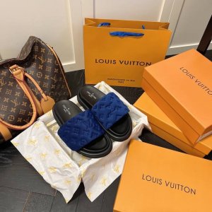 出厂 Lv 情侣款 专柜主打最新款压花拖鞋硬货上新 代购级别！高级感十足！国内外博主刷爆的一款，复古又时髦 上脚美炸了！官网主推款 鞋面：高定制丝光布压花 内里