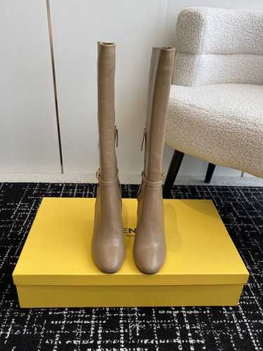 代购级 Fendi芬迪 24ss 秋冬新款 拉链异形跟 高跟鞋 “F”金属样式鞋跟，让鞋子充满了建筑感十足。 大胆创新的设计理念融入到品牌自身的特色发挥，超大“