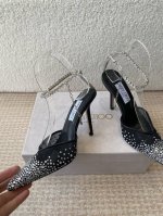 早春水晶钻扣凉鞋 拖鞋Jimmy Choo 周仰杰25春夏系列 重逢惊艳 优雅邂逅 碰撞之美 时尚国外博主同款街拍推荐 造型大胆别致 鞋面 搭配钻扣 时髦大气