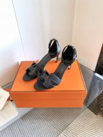 出 Hermes专柜 春夏新款 Glamour 凉鞋 经验匠人手工制作 高端制造还原正品 2025Ss 超级美爆 Kelly扣高跟凉鞋 精致优雅的衬托女性线条