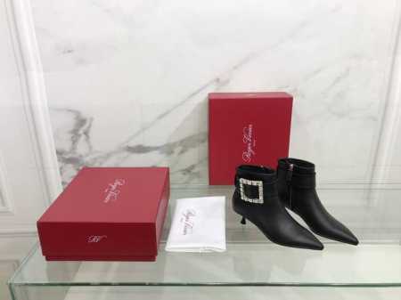 Roger vivier秋冬新款尖头及裸短靴 此款短靴采用全皮手工制作而成，品牌光扣 钻扣搭配束口皮带，皮带可调节大小，跟高6cm，时尚范小尖头设计特别适合小女 - 点击图像关闭