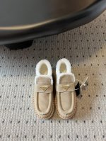 代购级版本 PRAD*A 24FW普拉达 厚底休闲羊毛深口短靴 毛毛鞋 这款运动鞋延续经久不衰的轮廓， 是新款经典单品 采用麂皮 精心制作， 提升格调 款式轻盈