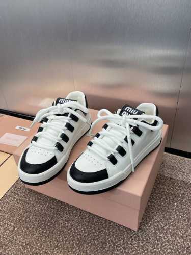 工厂价 Miumiu 2025春夏高定系列走秀新款系带休闲运动小白鞋 缪缪明星同款字母logo圆头拼色滑板女鞋材质:鞋面进口小牛皮+水染羊皮内里+原版开模Tpu