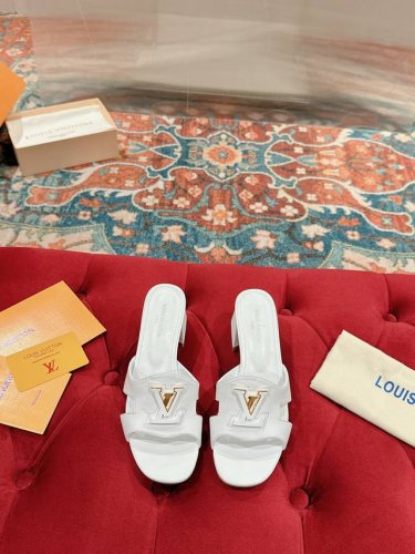 Ss 春夏拖鞋 Lv 路易威登 顶级版本 楦头经过反复调试 终于完美复刻 本款 Lv Capri 平底凉拖选用柔软牛皮革，以宽幅鞋带演绎闲雅风尚。细腻皮革局部包
