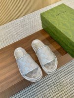 全年出货， 古驰Gucci最新限量厚底拖鞋 顶级品质发售 购入正品开发 . 材质.工艺与原版一致 鞋面：原版特殊印刷工艺印花 内里：透染羊皮 大底：意大利私模大