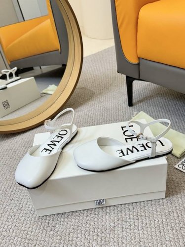 工厂p批p Loewe 罗意威 25Ss春夏最新款 平底 时装凉鞋 今年超火的品牌 好多明星网红时尚博主种草 喜欢这种风格的小仙女必须要入手哦 鞋头大头的设计
