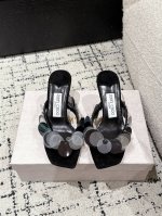 jimmy Choo 吉米周 25 Freja 夹趾 亮片 高跟凉鞋 freja 70 系列穆勒凉鞋 采用绒面革材质精心制作 别致饰有金属感亮片 焕发复古迷人魅