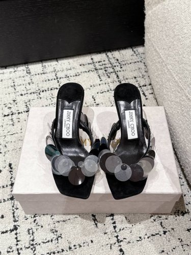 jimmy Choo 吉米周 25 Freja 夹趾 亮片 高跟凉鞋 freja 70 系列穆勒凉鞋 采用绒面革材质精心制作 别致饰有金属感亮片 焕发复古迷人魅