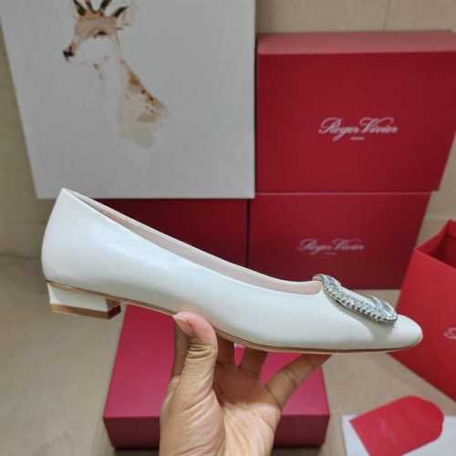 Roger Vivier 225 罗杰维维亚春夏新款Dorsay凉鞋 缎面搭配钻扣，一眼被惊艳到仙女们确定不拿下这款绝美后空凉鞋吗气场妥妥的安排上夏日搭配各种小
