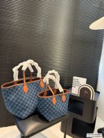 大号 小号 配镜子 酷奇托特包！ 不容易撞包 大方实用 凹造型必备！ 尺寸：大号29 28 小号21 21 货号大820481 小号820496
