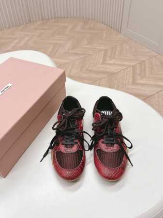 出 蛇皮纹款 Miumiu 2025撞色休闲德训鞋 Miu Miu 缪缪大秀上爆出的这双球鞋 后全球各大代购官网火爆上市. 简单很随意不羁又能体现单宁美感，整双 - 点击图像关闭