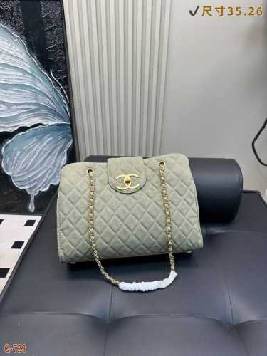 香奈儿Chanel丹宁牛仔腋下包 看一眼就喜欢牛仔跟皮质不一样，越旧越美，保养也很简单， 自然美，随意感才是香奈儿牛仔材质的特点哦！ 尺寸: 35.26