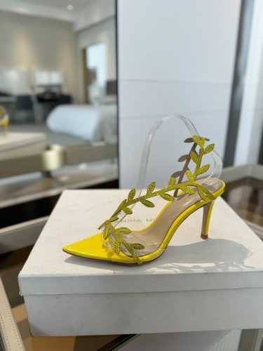 价格： Gianvito rossi 2025 新款拖鞋顶级版本，代购品质！施华洛奇水钻尖头高跟拖鞋，宛如从童话中走来的仙履。施华洛奇水钻璀璨耀眼，如同繁星点点