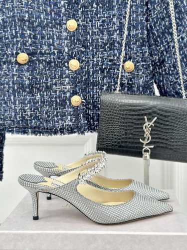 厂价 Jimmy Choo｜吉米周经典一字带钻石链条尖头高跟鞋满满的少女风 既摩登又复古的味道非常的简约大气 不管是半身裙 连衣裙还是牛仔裤 它都能成为点睛之笔