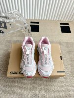 Salomon Xt Whiser 萨洛蒙户外 休闲 全新演绎的专注于其空气动力学的外观上 标志性白色与奶油色带来都市风格 另一双则以纯粹的黑色打造 突出富质感