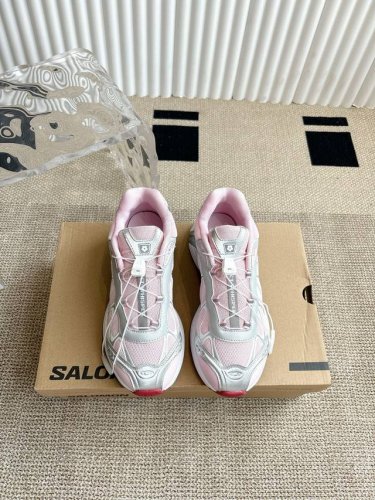 Salomon Xt Whiser 萨洛蒙户外 休闲 全新演绎的专注于其空气动力学的外观上 标志性白色与奶油色带来都市风格 另一双则以纯粹的黑色打造 突出富质感