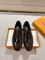 lv Glove热卖款男士精品乐福鞋！精选进口开边珠牛皮亮面擦色皮革将工致元素与摩登魅力融合，韧性强耐折不易变形，经久耐穿！进口水染牛皮内里，以方头构型彰显经典