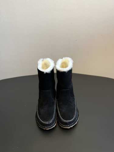 顶级品质 Birkenstock ss24 new arrival～ 2024秋冬新款羊毛靴 简约大方的设计！马克线点缀，时髦又百搭！ 羊毛里衬非常的保暖，穿上