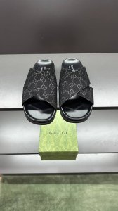 g家 新款 男码39～45， 46.订做 这款拖鞋采用 Gg 聚酯纤维制成，正面饰有 Gucci 标签，为款式增添了醒目的徽标感。 “Gucci Made In