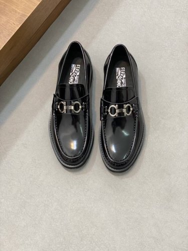 ferragamo 男士皮鞋，高品质，顶级狠货，鞋面进口头层磨砂牛皮，内里垫脚均用进口牛皮，原版五金，配原版轻质大底，配码38-45， 38,45订做不退换