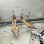 Jimmy Choo 最美凉鞋 ，方口中空钻链尖头凉鞋系列水晶烫钻款，尽显迷人个性。露趾鞋型配以摩登弧形鞋跟，凸显娇美气质。 鞋面：进口真丝高温烫钻 内里：进口