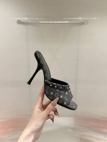 LV 驴家 太好看了很少做Lv家的单品 但是这双小猫跟我真的是没法拒绝啊！原版购入 用心开发 鞋跟都是开模定制 老花单宁色搭配的棕色皮质，也太出彩了！刚刚好的绝