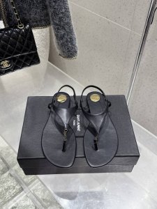 Saint Laurent 圣罗兰 Ysl 新款平底凉鞋拖鞋 原版套楦 顶级品质 鞋面：牛皮 真丝 垫脚：进口羊皮里 五金：原版开模定制 大底：真皮大底 码数：