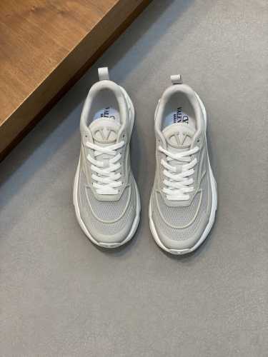 Valention 华伦天奴 -高端品质 原单 -鞋面：纳帕小牛皮、品牌网帆布布匹、鞋舌.鞋身.注塑品牌图腾 -内里：品牌帆布 -大底：超轻tpu发泡 橡胶；成