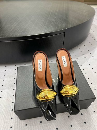 精致优雅的同时，还具有时髦感，穿上它休闲日常与与高级奢华驾驭自如，上脚真的太爱啦，太美了巨舒服 ★面料：漆皮 内里：羊皮 鞋底：牛皮底 优雅风格 创造不一样的感