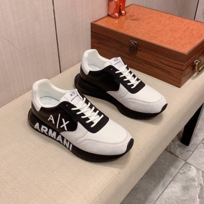 新款: 厂价: 阿玛尼armani* 最新爆款休闲鞋，顶端品牌奢侈～代购，顶级～质量。鞋面選用进口透气牛皮搭配材质透气羊皮垫脚 精细做工。原版个性时尚柔软橡膠耐